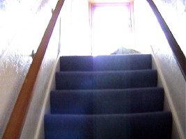 BHstairs2.jpg (11901 bytes)